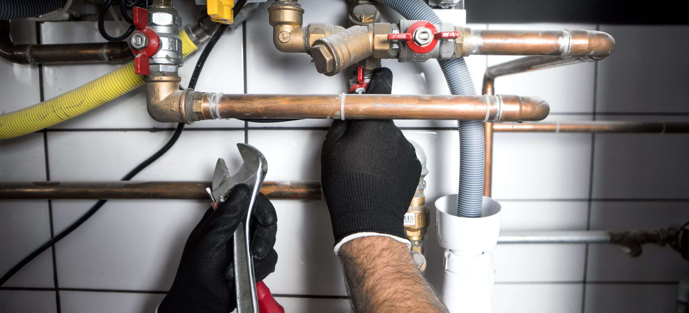 Gasfiter revisando cañerías de cobre en una instalación en Las Condes